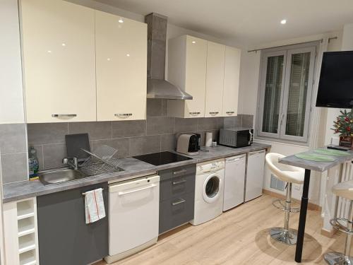 Garibaldi Studio near Port and Place du Pin Nice