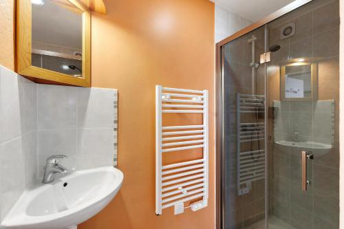 a bathroom with a sink and a shower at Gîte La Bonnetière in Joué-lès-Tours