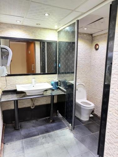 a bathroom with a sink and a toilet at Evim Butik Otel in Seyhan