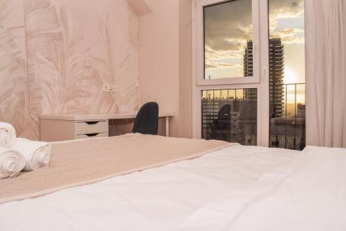 una camera da letto con un letto bianco e una finestra di NIDOM experience a Madrid