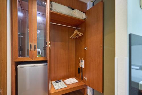 a kitchen with wooden cabinets and a refrigerator at hotel VERDE in Arao
