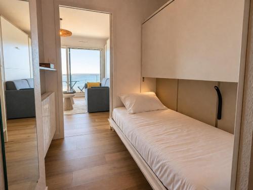 Vue mer panoramique avec balcon, emplacement idéal