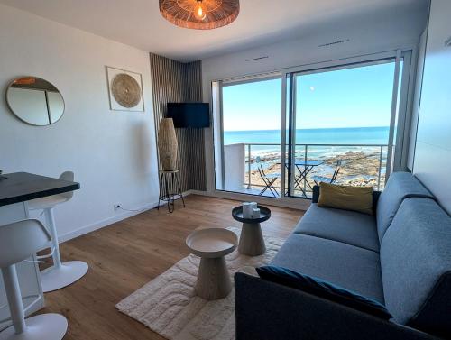 Vue mer panoramique avec balcon, emplacement idéal