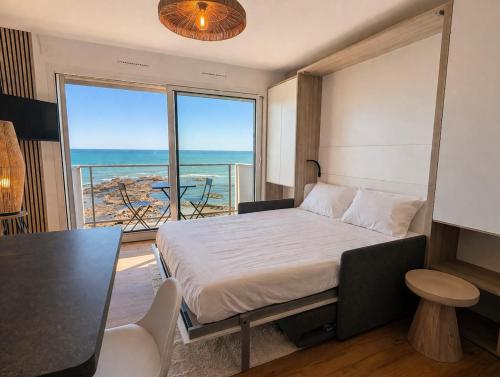 Vue mer panoramique avec balcon, emplacement idéal