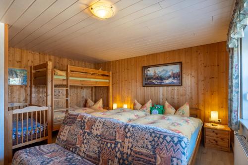a bedroom with a bed and bunk beds at Zum Hecht in Herrnhut
