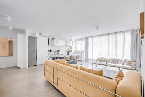 Modern 1BDR 2P flat with a balcony – Ménilmontant