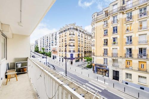 Modern 1BDR 2P flat with a balcony – Ménilmontant