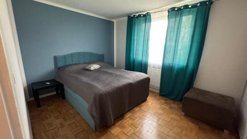 a small bedroom with a bed and a window at Spacious 3-room apartment with balcony in Mönchengladbach