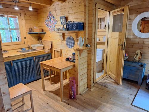 a small kitchen with a table in a cabin at Szumi szumi LAS in Joniec