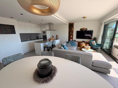 Modern Sea View 3 Bedroom Apartment