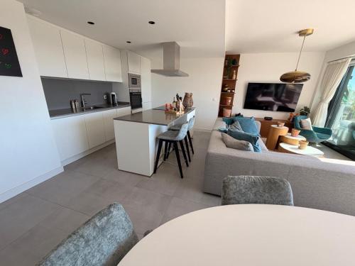 Modern Sea View 3 Bedroom Apartment