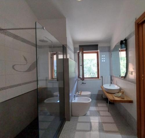 a bathroom with two sinks and two toilets at Laurus Home Restaurant B&B Cilento in Trentinara