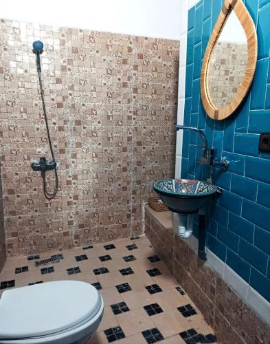 a bathroom with a toilet and a sink at Riad la Fíbula de Nora in Fez