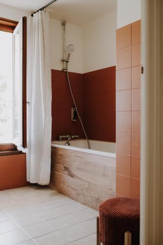 a bathroom with a bath tub and a shower at Auberge d'Anthy in Anthy