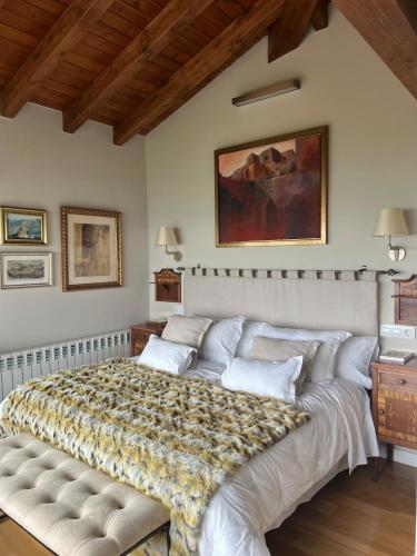a bedroom with a large bed in a room at Casa del Maestro, Seguencu in Següenco