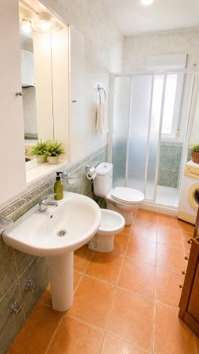 a bathroom with a white sink and a toilet at Poseidón in Quesada