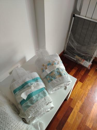 Zwei Kissen liegen auf einem weißen Bett. in der Unterkunft Casa Malignani in Lunghezza