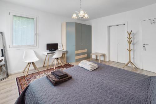 a bedroom with a large bed and a desk at Bed and Breakfast Al Vecio Morer in San Donà di Piave