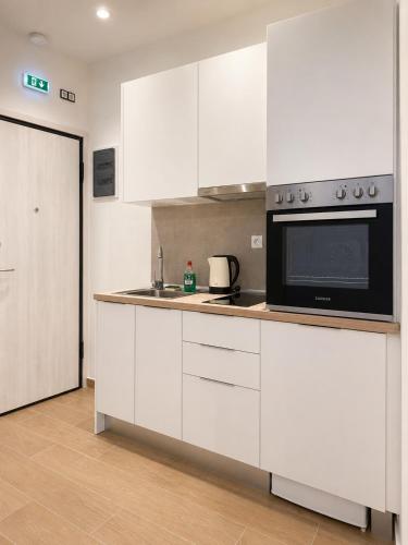 Patrwn 28 Studio 1 by Sotega Lux