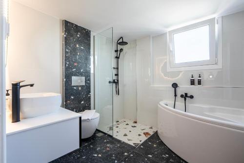 Massive 4BR Retro Apartment - 3 min Walk to Beach