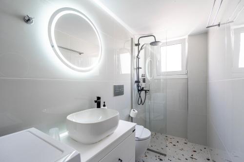 Massive 4BR Retro Apartment - 3 min Walk to Beach