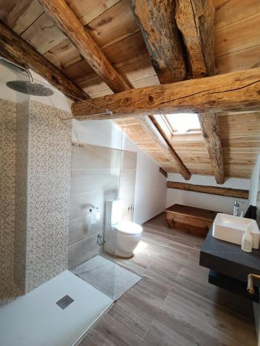 a bathroom with a toilet and a sink at Casa Remedios in Cubla