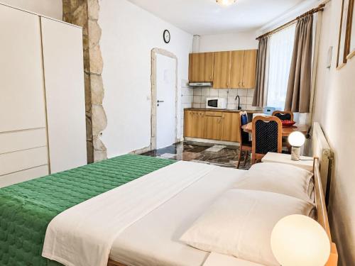 Apartment Ein Apartment im Ferienhaus Zweirosen by Interhome