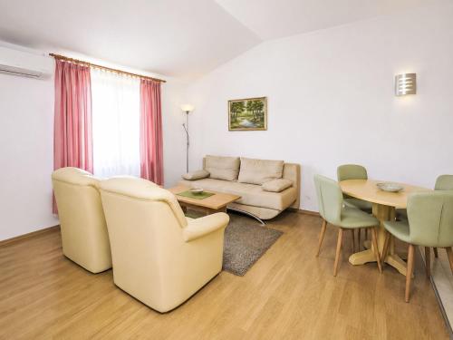 Apartment Ein Apartment im Ferienhaus Zweirosen by Interhome