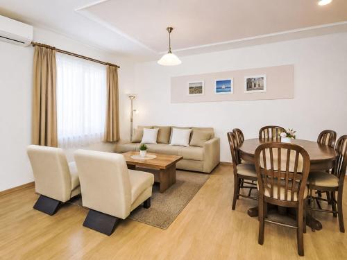 Apartment Ein Apartment im Ferienhaus Zweirosen by Interhome
