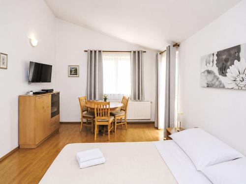 Apartment Ein Apartment im Ferienhaus Zweirosen by Interhome