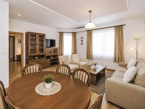 Apartment Ein Apartment im Ferienhaus Zweirosen by Interhome