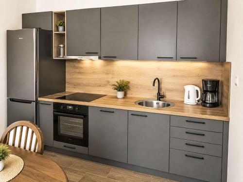 Apartment Ein Apartment im Ferienhaus Zweirosen by Interhome
