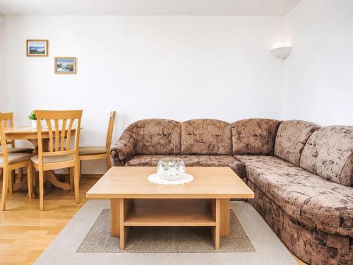 Apartment Ein Apartment im Ferienhaus Zweirosen by Interhome