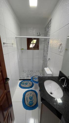 a small bathroom with a sink and a shower at Casa Ferrari in Santa Teresa