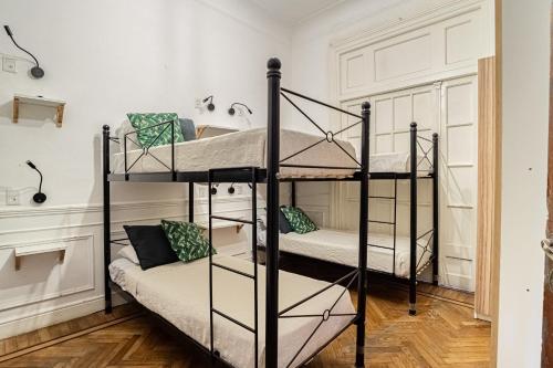 a room with two bunk beds and a couch at Casa Lima Sur in Buenos Aires