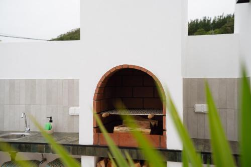 a kitchen with a pizza oven in a kitchen at Terrassi Villa in Angra do Heroísmo