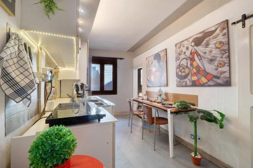 a kitchen with a sink and a table with chairs at Museum view, Vista sul museo B in Sassello