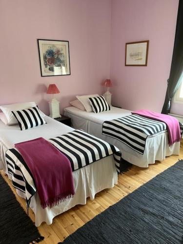 two beds sitting next to each other in a room at Lossiranta Tavis in Savonlinna