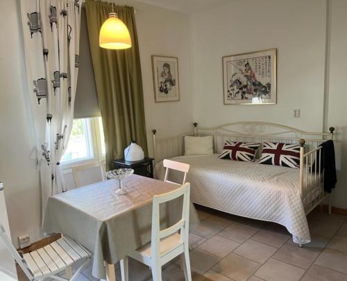 a bedroom with a bed and a table with chairs at Lossiranta Tavis in Savonlinna