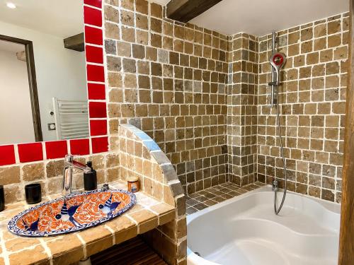 a bathroom with a sink and a bath tub at Maison tout confort à Gémenos Calanques & Cassis in Gémenos