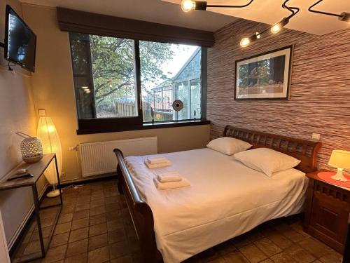 a bedroom with a bed with two towels on it at Studio Rue de Pommard in Francorchamps