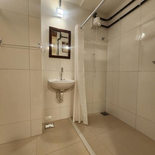 a bathroom with a sink and a mirror at Loft Macau in Diamantina