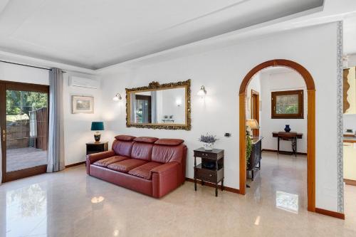 a living room with a couch and a mirror at B&B Pozzuoli - Suite Ermosa in Pozzuoli