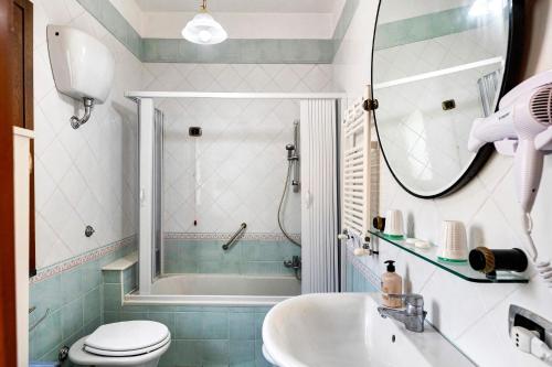 a bathroom with a shower and a toilet and a sink at B&B Pozzuoli - Suite Ermosa in Pozzuoli