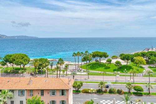 Exceptional 2 bedroom apartment with AC WiFi, sea vies and parking in Nice