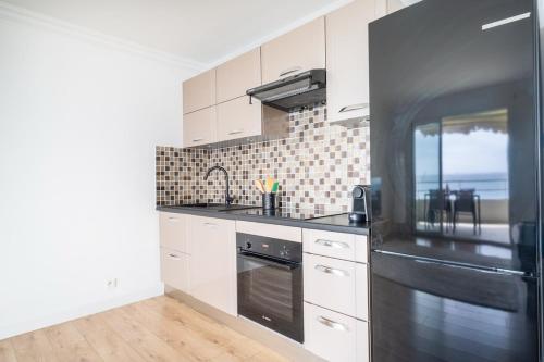 Exceptional 2 bedroom apartment with AC WiFi, sea vies and parking in Nice