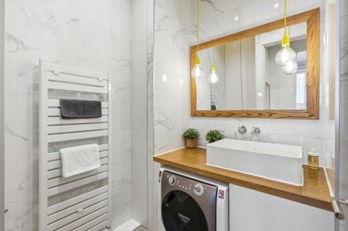 Vibrant 2BR Apartment Near Bastille & Le Marais