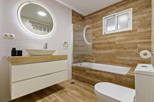 a bathroom with a sink and a tub and a toilet at Casa Los Sánchez in Alhaurín de la Torre