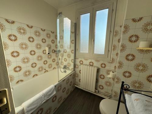 a bathroom with a shower and a tub and a toilet at CITY PARC HOTEL - Proche Paris Nord & CDG Aéroport - Parc des Expositions in Aulnay-sous-Bois