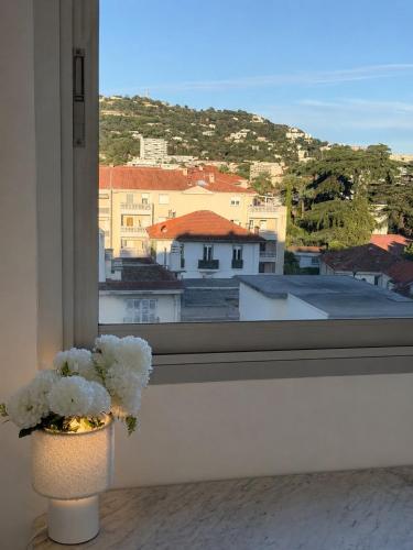 Bright Cannes Apartment with View